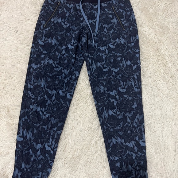 Athleta Floral Trekkie North Printed Jogger Pants Ethereal Bloom Cott - size 6 - Picture 3 of 9